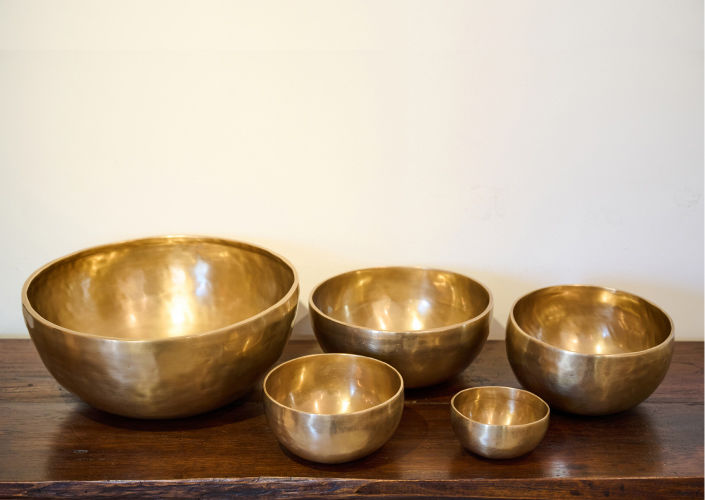 その音色に、心落ち着く、癒やされる。「シンギングボウル」のある